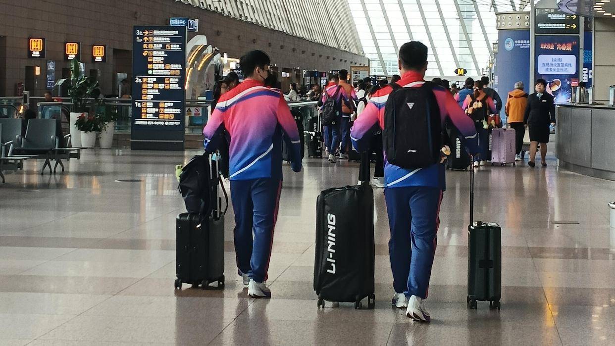 九游最新网址 -包含今晨体能课后，广东宏远防线松动备战德国杯，球迷炸锅，年轻球员得到机会的词条